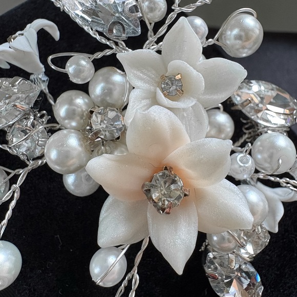 Elegant Pearl and Crystal Floral Hair Accessory